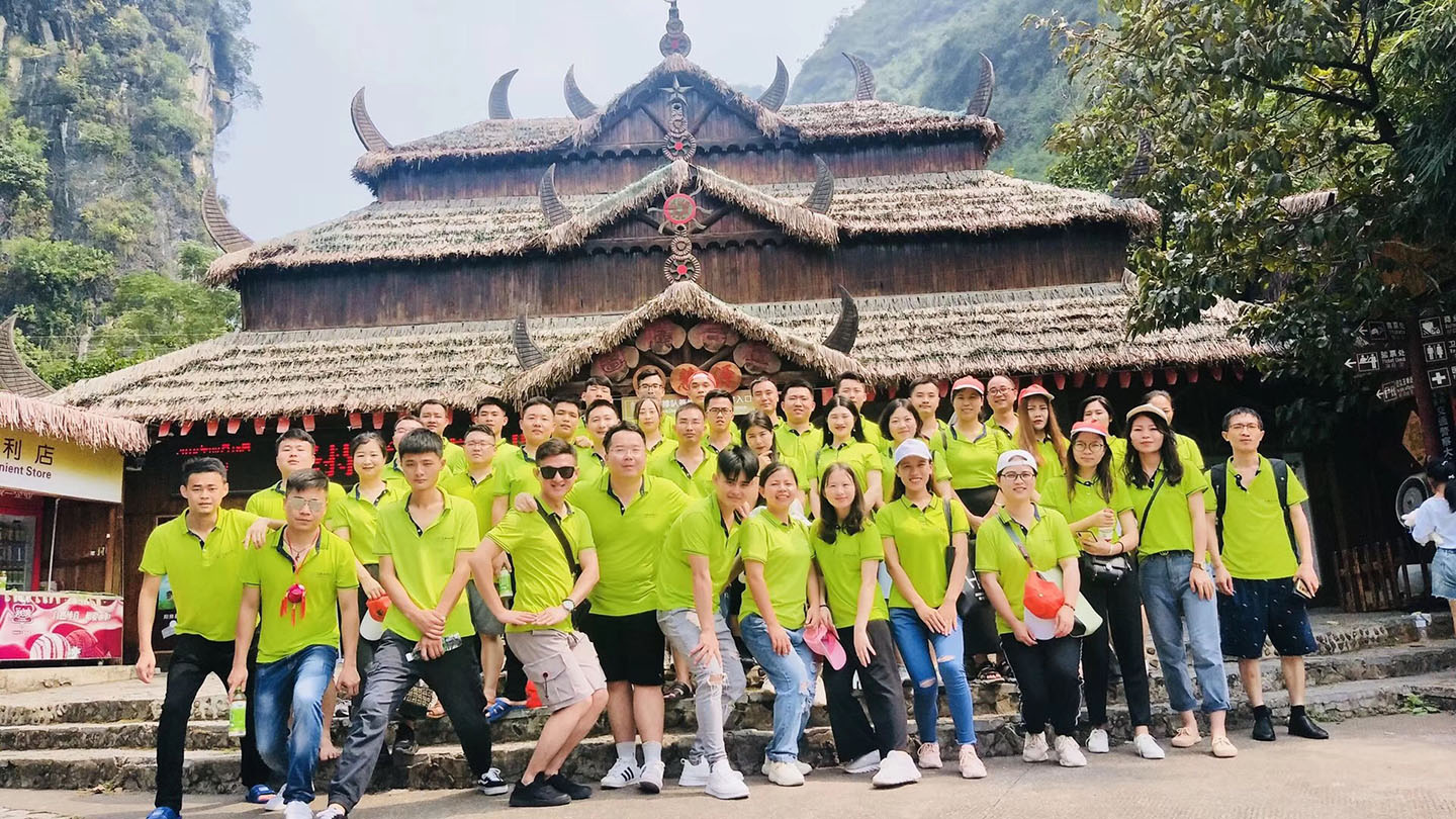 圖騰古道少數民族古寨天地心網絡合影留念
