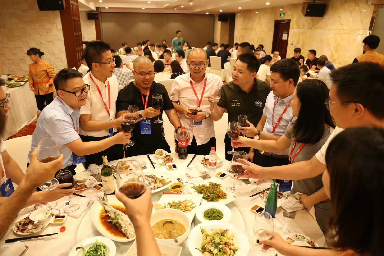 外貿云聚餐合照